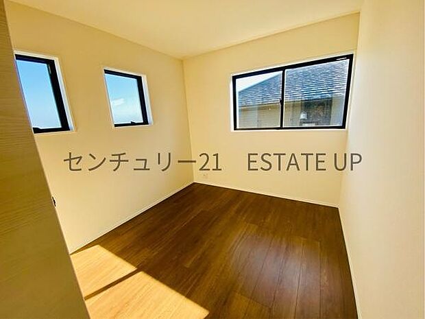 【洋室】窓がついていることで日中も明るくお部屋で過ごせます。