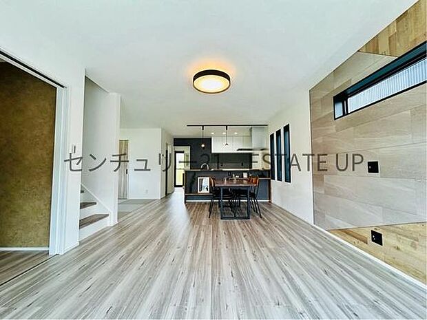 【リビング】リビング空間にキッチン。みんなで食事を楽しめる空間。