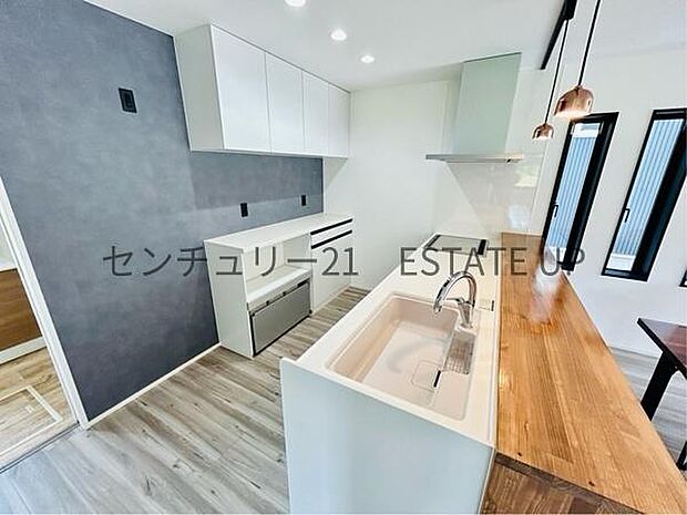 【キッチン】背面は、家電置き場としてもご利用いただけます。作業スペースにもなるため、ご家族やご友人と料理をする際などに重宝しそうです。