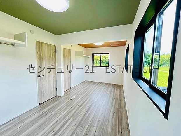 【洋室】窓がついていることで日中も明るくお部屋で過ごせます。