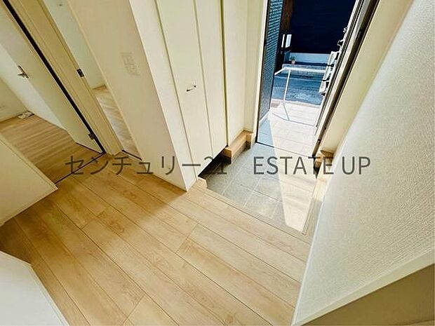 【玄関】シューズボックスもある玄関です。