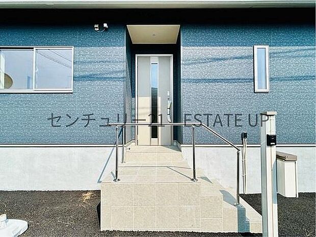 【玄関】階段がありオシャレな階段です。