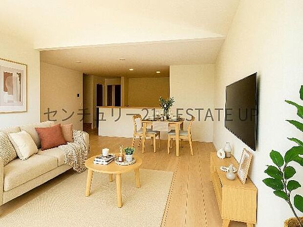 【リビング】広々としたリビング空間にキッチンもあり、家族団らんや来客時にもゆったり過ごせる心地よい空間。※ホームステージングしているイメージ図です。