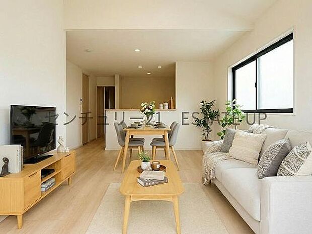 【リビング】リビング空間にキッチン。みんなで食事を楽しめる空間。※ホームステージングしているイメージ図です。