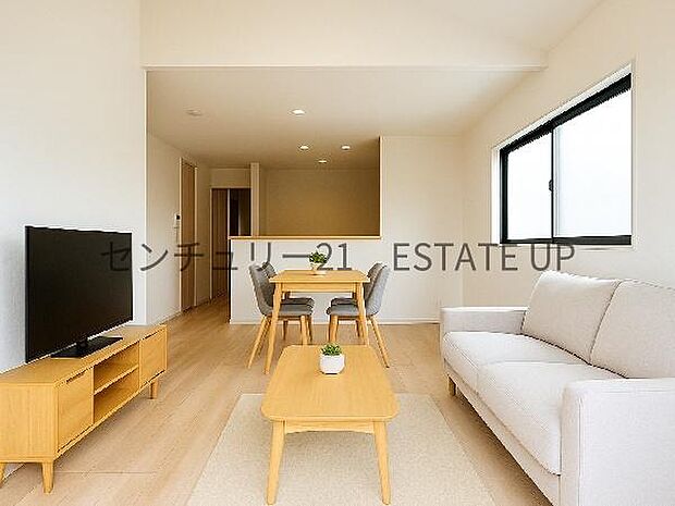 【リビング】リビング空間にキッチン。みんなで食事を楽しめる空間。※ホームステージングしているイメージ図です。