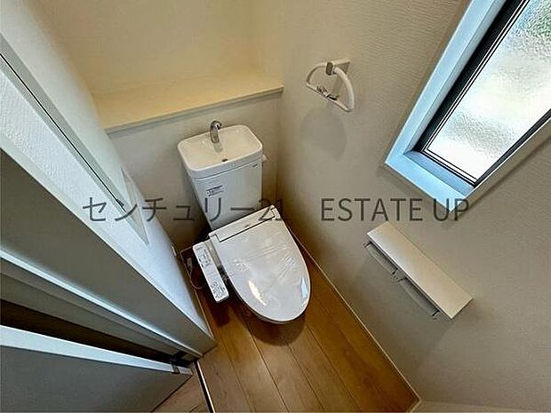 【トイレ】温水洗浄便座付きのトイレです。床と壁もシックなつくりです。