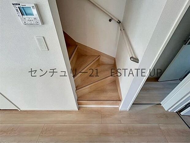 【階段】階段の途中でふと顔を合わせる、そんな日常の一コマが愛おしい。