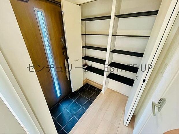 【玄関】シューズボックスもある玄関です。