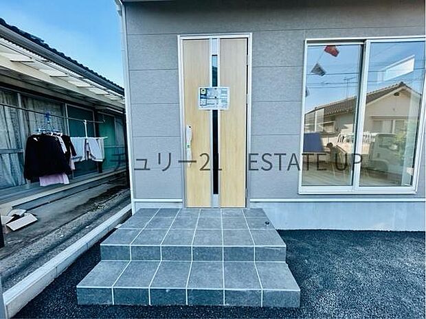 【玄関】階段がありオシャレな玄関入口です。