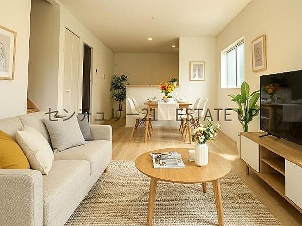 【リビング】広々としたリビング空間で、家族団らんや来客時にもゆったり過ごせる心地よい空間。※ホームステージングしているイメージ図です。