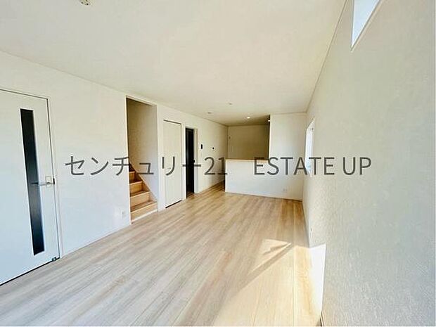 【リビング】リビング空間にキッチン。みんなで食事を楽しめる空間。