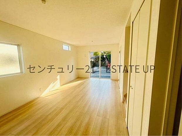 【リビング】心地いい光が差し込みます。過ごしやすいリビングで家族が快適な日々が送れます。