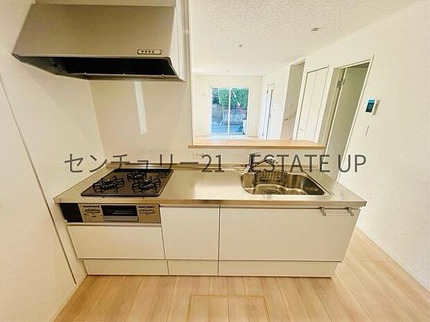 【キッチン】火力の調整が楽で安全性の高い人気のIH。お子様も見守れる対面キッチンです。