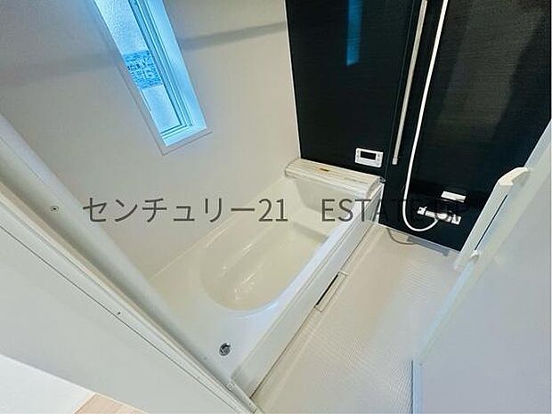 【バス】1日の疲れを癒してくれる広々としたバスルーム。