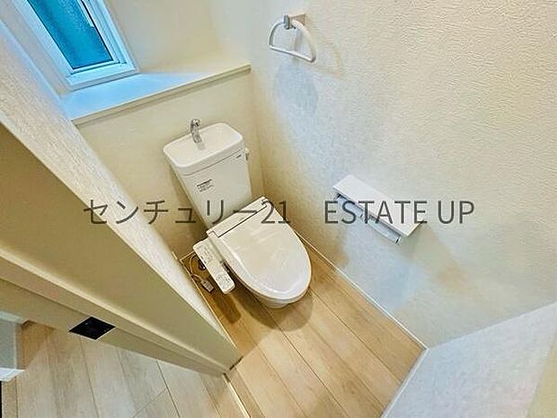 【トイレ】温水洗浄便座付きのトイレです。
