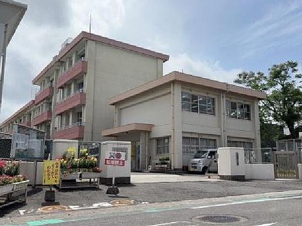 鹿児島市立西紫原小学校まで1112m、鹿児島市立西紫原小学校は、校訓「かしこく・やさしく・たくましく」です。