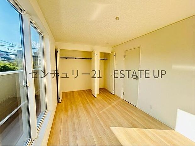 【洋室】窓がついていることで日中も明るくお部屋で過ごせます。