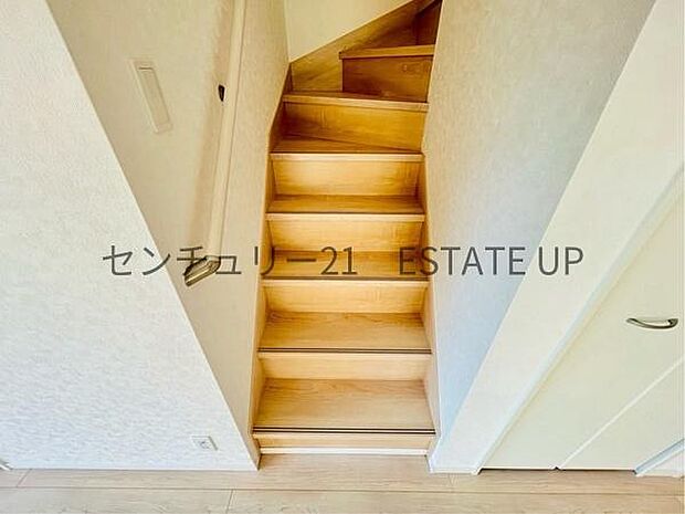 【階段】階段の途中でふと顔を合わせる、そんな日常の一コマが愛おしい。