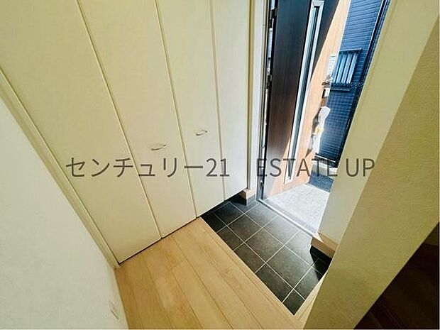 【玄関】シューズボックスもある玄関です。