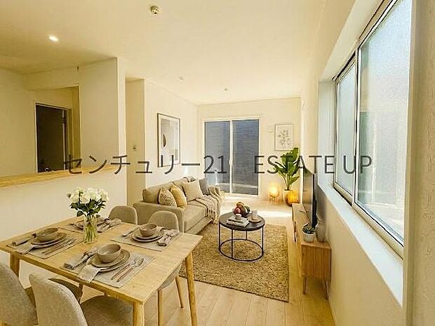 【リビング】心地いい光が差し込みます。過ごしやすいリビングで家族が快適な日々が送れます。※ホームステージングしているイメージ図です。