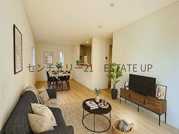 【リビング】広々としたリビング空間で、家族団らんや来客時にもゆったり過ごせる心地よい空間。※ホームステージングしているイメージ図です。