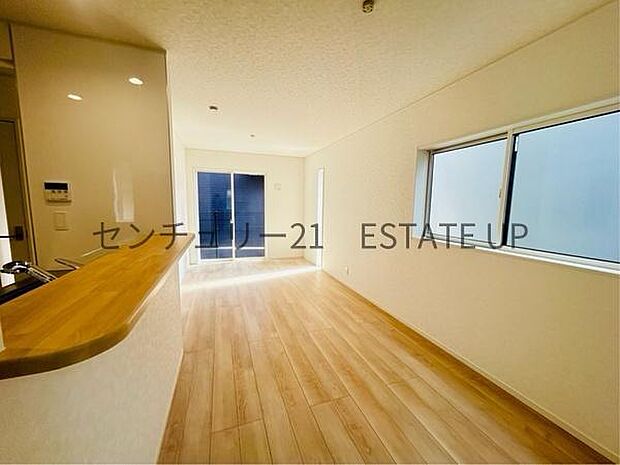 【リビング】リビング空間にキッチン。みんなで食事を楽しめる空間。