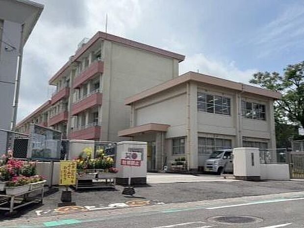 鹿児島市立西紫原小学校まで1112m、鹿児島市立西紫原小学校は、校訓「かしこく・やさしく・たくましく」が校訓です。