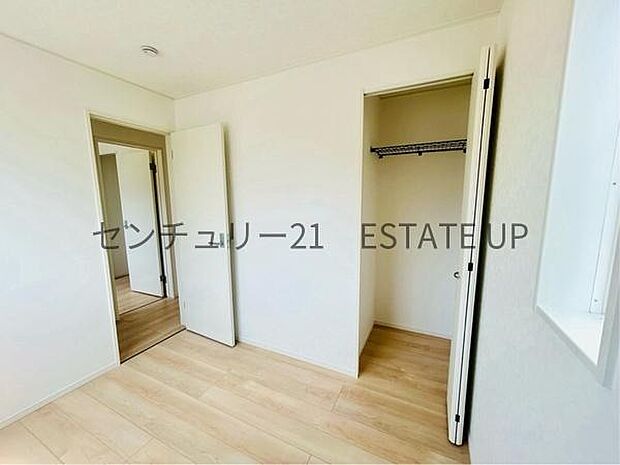 【洋室】クローゼットもあるのでライフスタイルに合わせて、多目的にお使いいただけます。