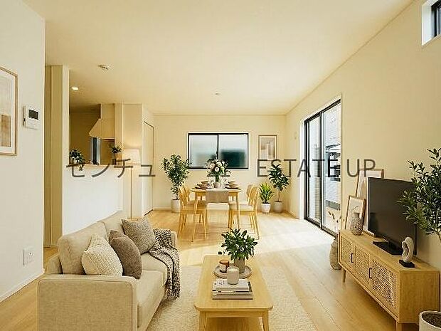 【リビング】リビング空間にキッチン。みんなで食事を楽しめる空間。※ホームステージングしているイメージ図です。