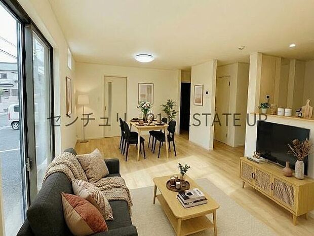 【リビング】広々としたリビング空間で、家族団らんや来客時にもゆったり過ごせる心地よい空間。※ホームステージングしているイメージ図です。