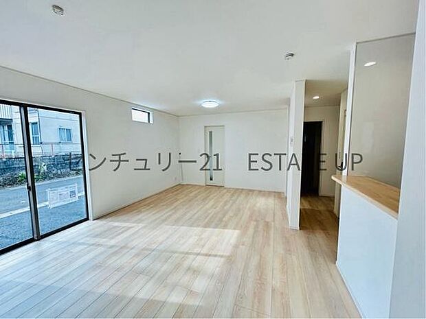 【リビング】心地いい光が差し込みます。過ごしやすいリビングで家族が快適な日々が送れます。