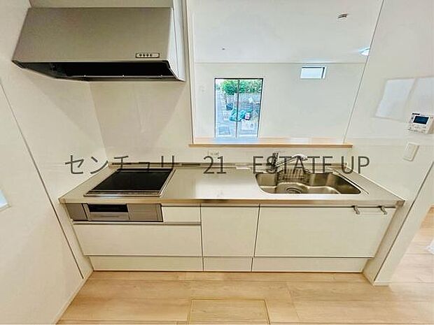 【キッチン】火力の調整が楽で安全性の高い人気のIH。お子様も見守れる対面キッチンです。