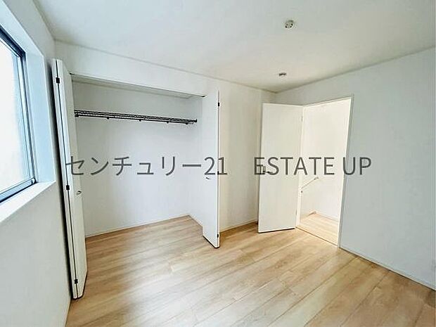 【洋室】クローゼットもあるのでライフスタイルに合わせて、多目的にお使いいただけます。