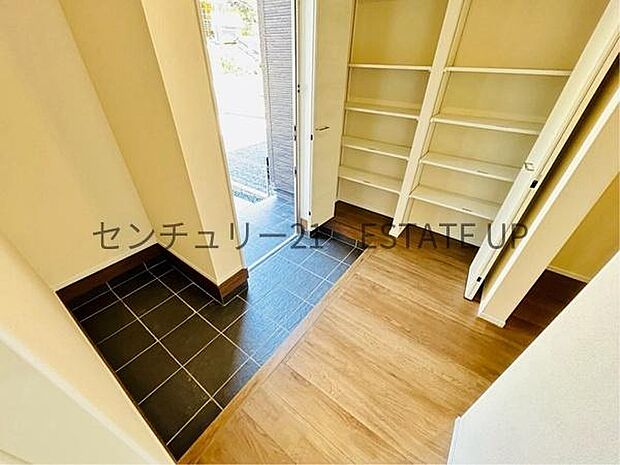 【玄関】シューズボックスがある玄関です。