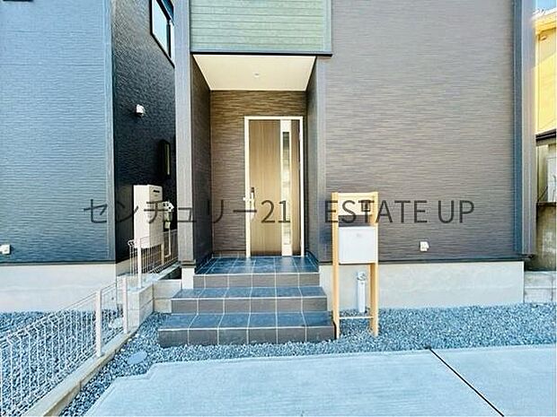 【玄関】階段がありオシャレな玄関です。