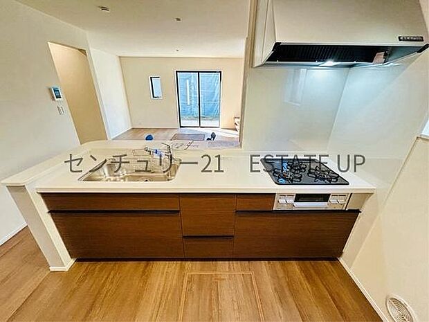 【キッチン】リビング全体を見渡せる対面式キッチン。リビングで過ごすご家族を見守りながら作業ができ、お互いの顔を見ながら会話ができます。