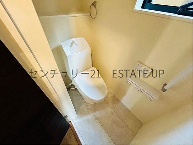 【トイレ】二階トイレ。各階にトイレが付いているので、忙しい朝の時間帯にも安心。