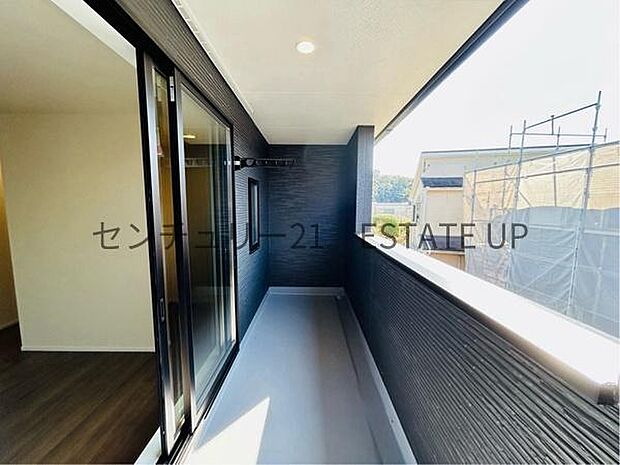 【バルコニー】バルコニーもあるので洗濯物もよく乾きそうです。