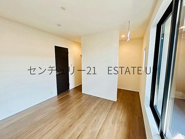 【洋室】7.4帖の主寝室。奥にWICもあるのですぐ着替え支度ができます。