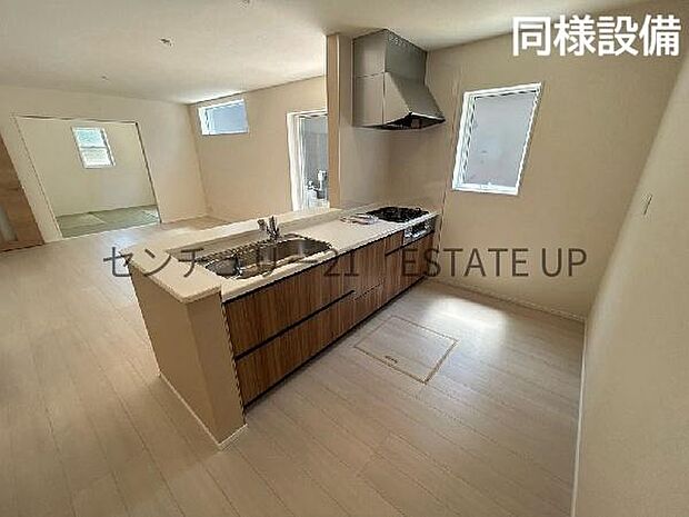 【同様設備 キッチン】解放感のあるキッチンスペースです。