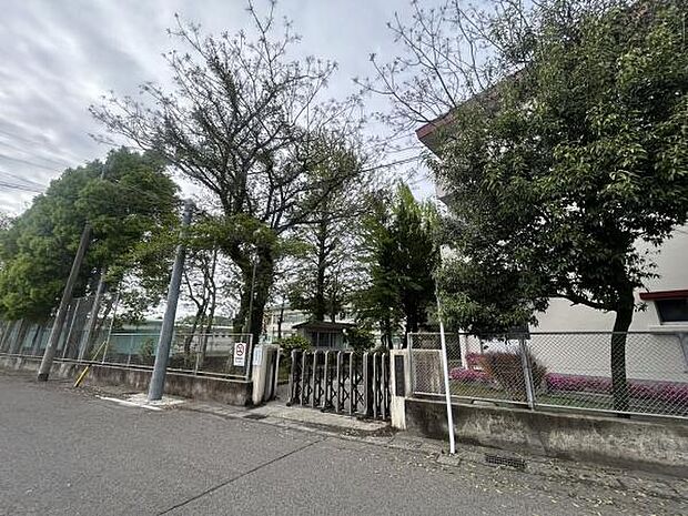 鹿児島市立伊敷中学校まで1704m、鹿児島市立伊敷中学校の校訓は「誠実・努力・創造」です。