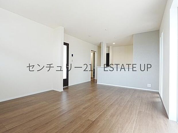 【リビング】お好きにアレンジして家具を置き、ご家族で安らげる癒しの空間をお作りいただけます。