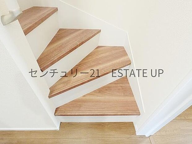 【階段】階段の途中でふと顔を合わせる、そんな日常の一コマが愛おしい。