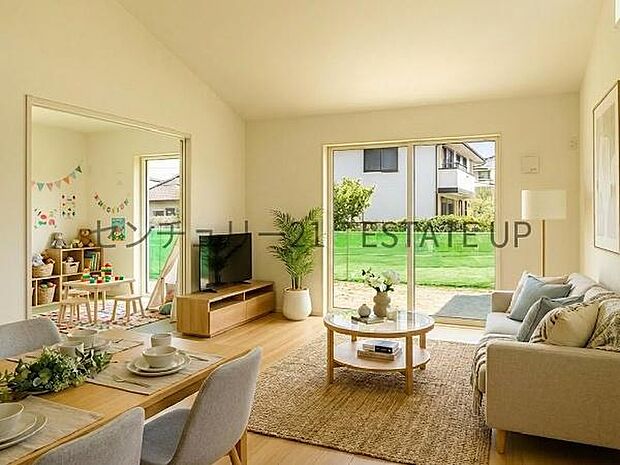 【リビング】大きな窓から明るい陽光が差し込み、ご家族皆様でゆったりとお過ごしいただけるリビングダイニングです。※ホームステージングしているイメージ図です。