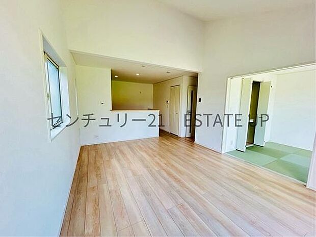 【リビング】広々としたリビング空間にも和室もあり、家族団らんや来客時にもゆったり過ごせる心地よい空間。