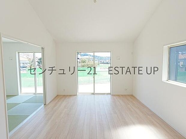 【リビング】心地いい光が差し込みます。過ごしやすいリビングで家族が快適な日々が送れます。