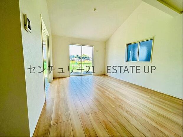 【リビング】心地いい光が差し込みます。過ごしやすいリビングで家族が快適な日々が送れます。