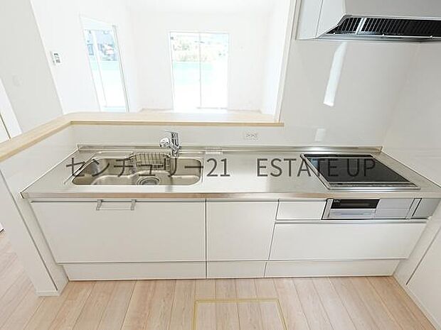 【キッチン】火力の調整が楽で安全性の高い人気のIH。お子様も見守れる対面キッチンです。