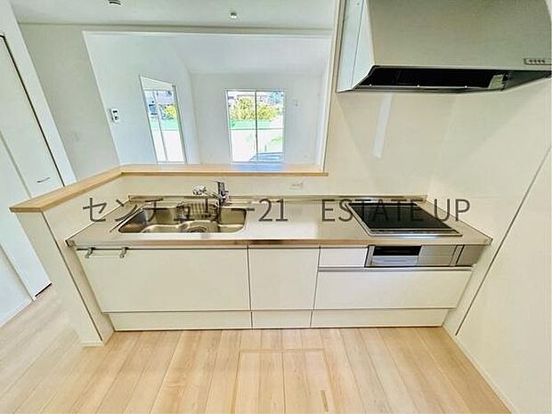 【キッチン】火力の調整が楽で安全性の高い人気のIH。お子様も見守れる対面キッチンです。