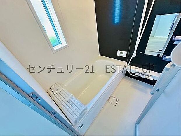 【バス】1日の疲れを癒してくれる広々としたバスルーム。